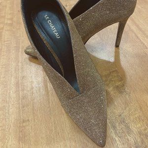 Le Chateau 4' heel, size 39, glittery gold pumps. Never worn, in original box.